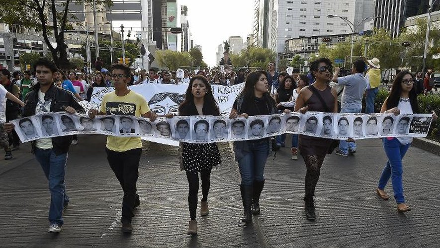 Des manifestants à Mexico, le 8 octobre, demandent justice pour les 43 étudiants disparus à Iguala