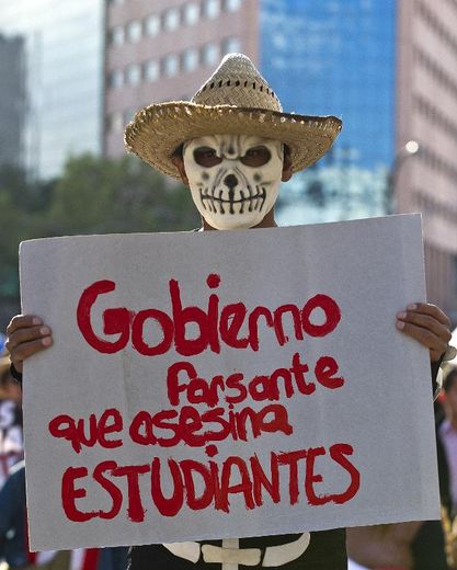 "Un gouvernement frauduleux assassine les étudiants" proclame ce manifestant, le 8 octobre 2014, à Mexico