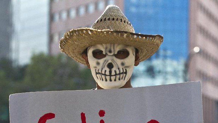 "Un gouvernement frauduleux assassine les étudiants" proclame ce manifestant, le 8 octobre 2014, à Mexico