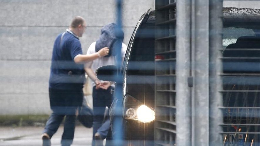 L'un des deux policiers de la brigade des stupéfiants interpellés pour le vol de cocaïne, à sa sortie des locaux de la police le 5 août 2014 à Paris