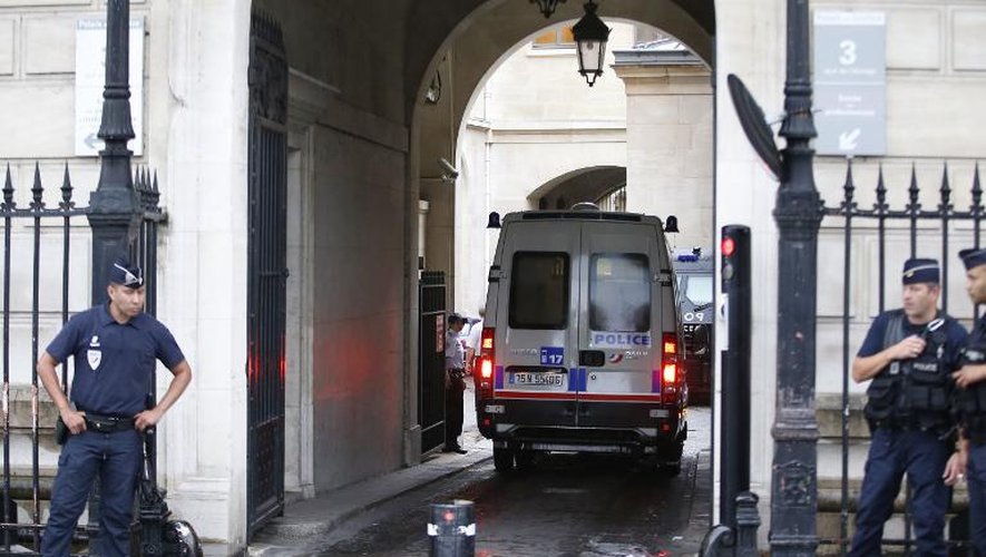 Arrivée dans les locaux de la police du véhicule transportant l'un des deux policiers de la brigade des stupéfiants interpellés pour le vol de cocaïne, le 5 août 2014 à Paris