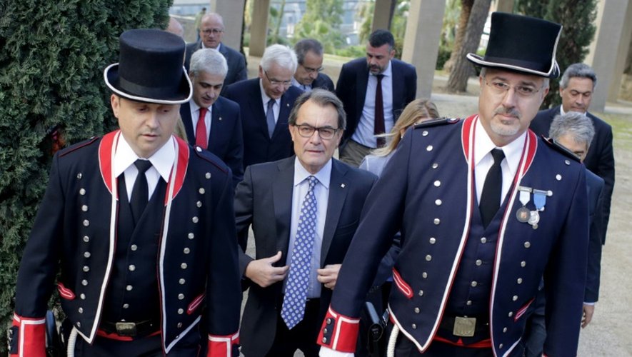Le président catalan séparatiste Artur Mas s'apprête à déposer une gerbe lors d'une commémoration historique à Barcelone, le 15 octobre 2015