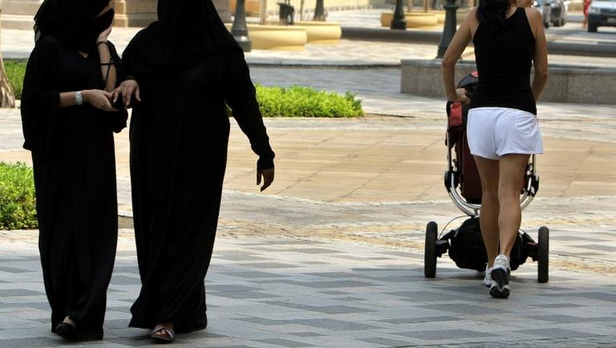 Femmes voilées émiraties et étrangère en short partagent la rue à Dubai, le 15 septembre 2010