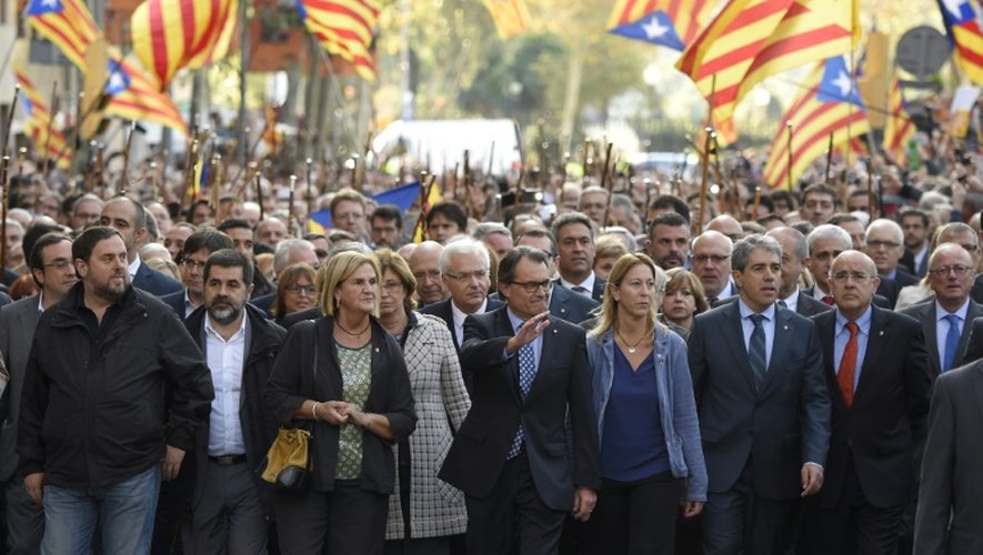 Artur Mas (c) avec ses partisans dans les rues de Barcelone, le 15 octobre 2015