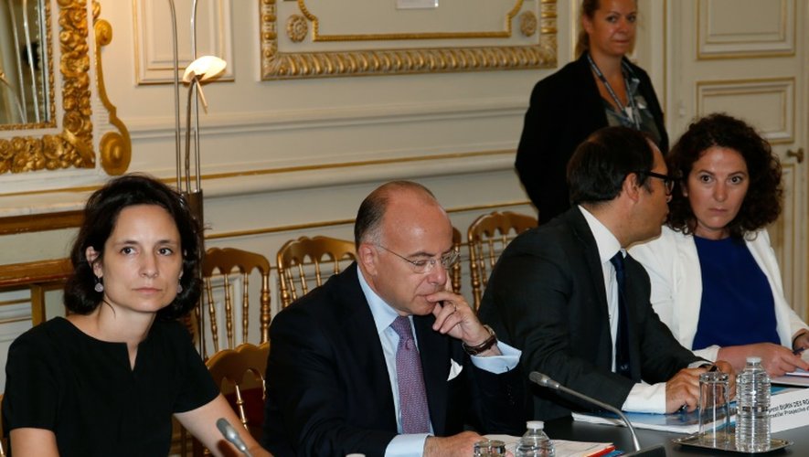 Le ministre de l'Intérieur Bernard Cazeneuve avant le début d'une rencontre avec des responsables du culte musulman, le 29 août 2016 à Paris