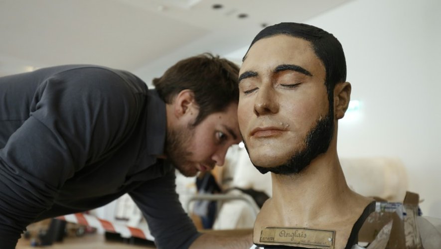 Un employé penché sur un buste au musée de l'Homme à Paris, le 13 octobre 2015