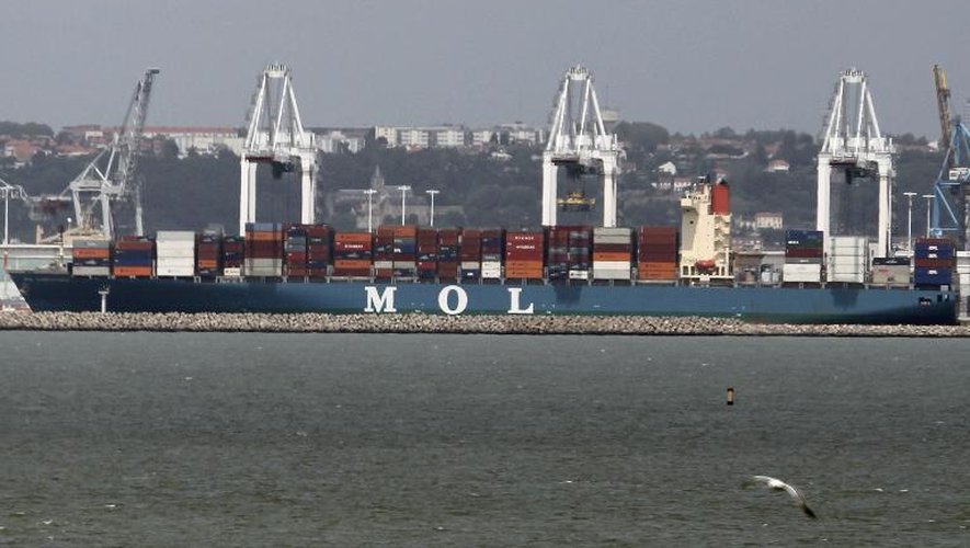 Un porte-container à quai dans le porte du Havre le 24 juin 2013