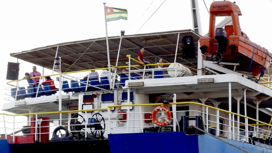 Des Syriens s'installent dans un ferry qui va les conduire du port de Tripoli au Liban à la Turquie, le 6 octobre 2015