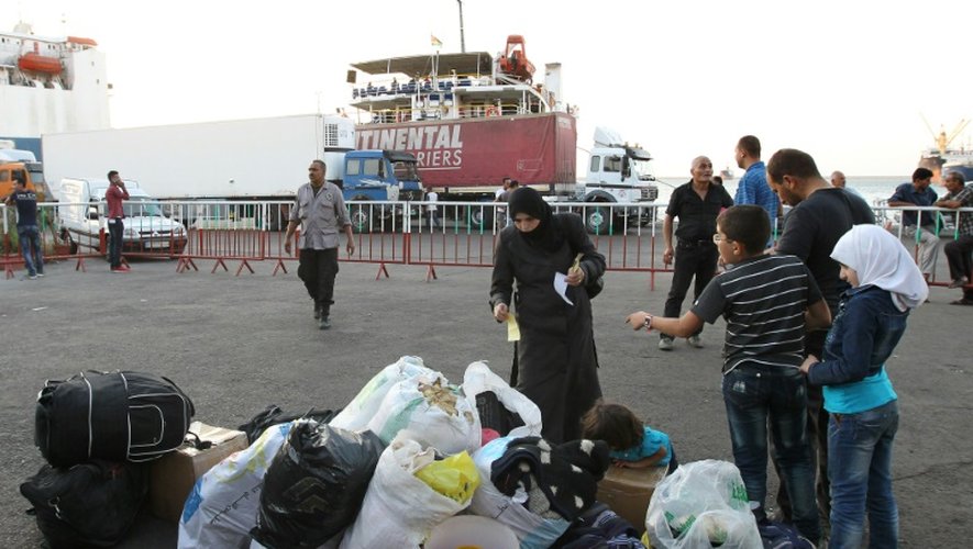 Des Syriens attendent sur le quai au port de Tripoli (Liban) avant d'embarquer sur un ferry qui doit les conduire en Turquie, le 6 octobre 2015