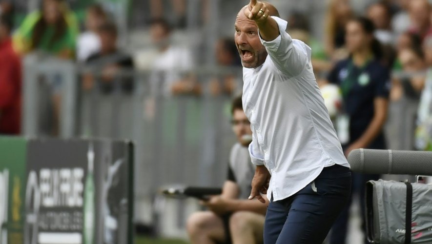 L'entraîneur toulousain Pascal Dupraz replace ses joueurs contre Saint-Etienne à Geoffroy-Guichard, le 28 août 2016