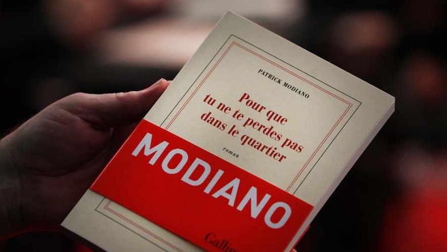 Le dernier livre de Patrick Modiano, "Pour que tu ne te perdes pas dans le quartier" au salon du livre de Francfort, le 9 octobre 2014
