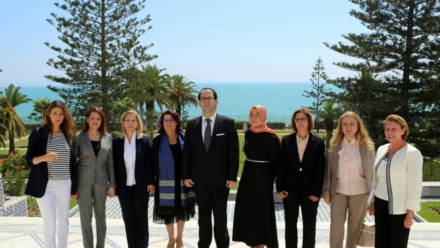 Photo fournie par le service de presse présidentiel tunisien le 27 août 2016, montrant le nouveau premier ministre tunisien Youssef Chahed et les membres féminins de son gouvernement à Carthage (Tunisie)