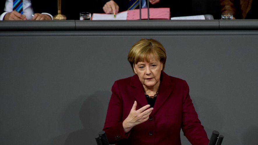 La chancelière allemande Angela Merkel s'adresse aux députés du Bundestag, le 15 octobre 2015