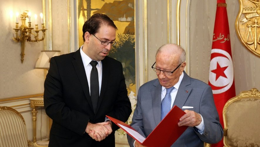 Le nouveau Premier ministre tunisien Youssef Chahed présente au président Beji Caid Essebsi la composition de son gouvernement le 20 août 2016 à Carthage