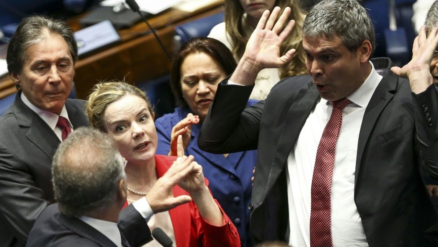 Les sénateurs Lindbergh Farias (D) et Gleisi Hoffmann se disputent avec le président du Sénat Renan Calheiros (au fond à gauche) pendant le second jour du procès de destitution de Dilma Rousseff au congrès, le 26 août 2016