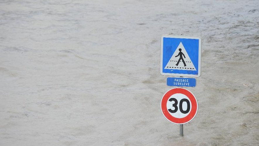 Un panneau de signalisation sous l'eau lors d'une inondation à Montpellier le 29 septembre 2014
