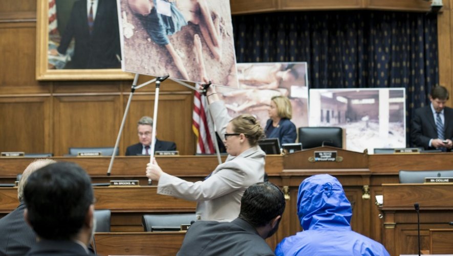 Présentation d'images de cadavres torturés par le régime syrien, devant un comité à Washington, le 31 juillet 2014