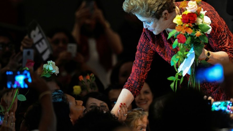 La présidente brésilienne suspendue, Dilma Rousseff avec des soutiens lors d'un meeting du Parti des Travailleurs, le 24 août 2016 à Brasilia
