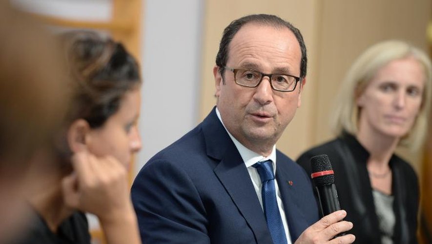 François Hollande parle aux parents et aux enseignants lors d'une visite au groupe scolaire Ronsard, le 9 septembre à Angoulême