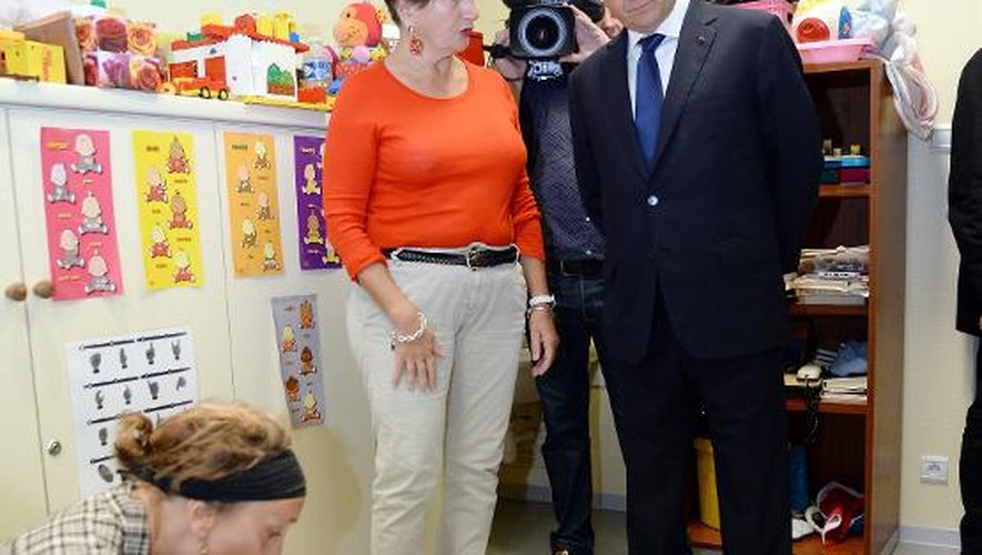 François Hollande parle avec une enseignante, lors d'une visite au groupe scolaire Ronsard, le 9 septembre à Angoulême