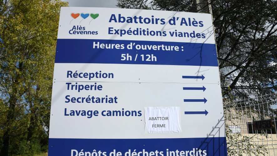 Une affiche annonçe la fermeture des abattoirs d'Alès, le 15 octobre 2015