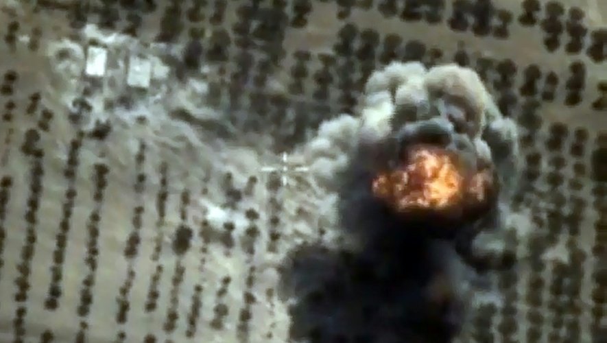 Capture d'écran d'une video fournie le 15 octobre 2015 par le ministère russe des Affaires étrangères montrant une frappe russe à Idleb en Syrie