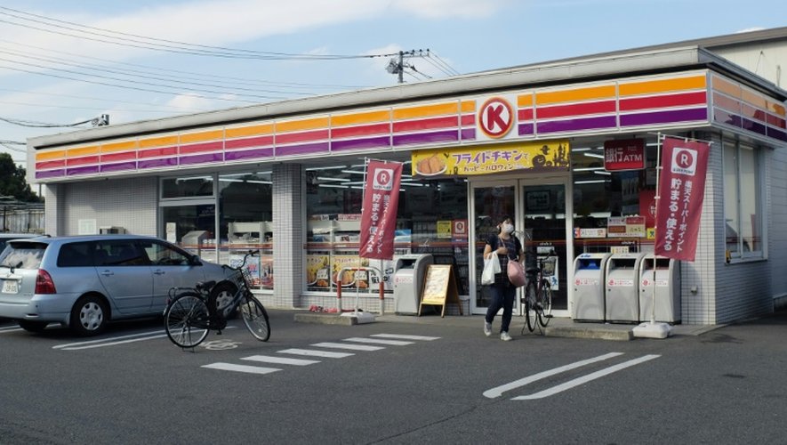 Les "konbini", comme ce magasin Circle K à Tokyo le 15 octobre 2015, proposent tout ce dont on peut soudainement avoir besoin à toute heure