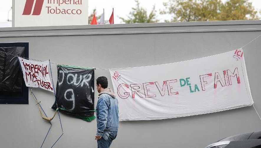 Un employé de la Seita devant l'usine de Carquefou, près de Nantes, le 7 octobre 2014