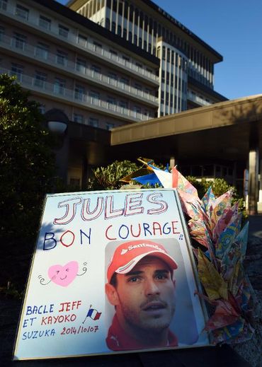 Un message de soutien au pilote Jules Bianchi, devant l'hôpital de Yokkaichi au Japon, le 7 octobre 2014
