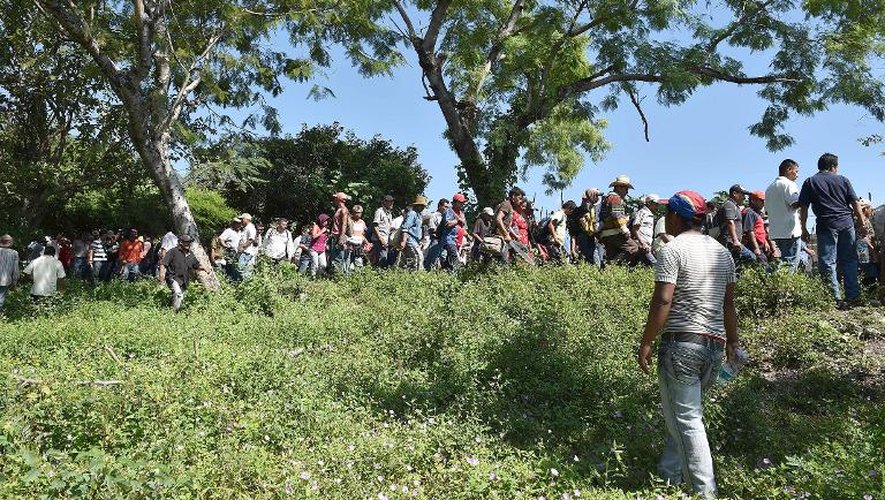 Des membres de milices d'auto-défense recherchent les 43 étudiants disparus à Iguala, le 9 octobre 2014 dans l'Etat de Guerrero, au Mexique