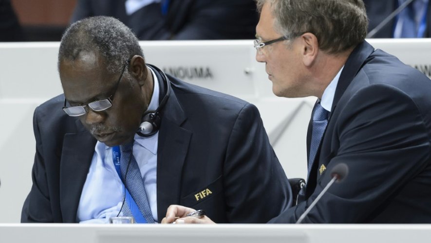 Le Camerounais Issa Hayatou (g), alors vice-président de la Fifa, lors du 65e congrès de l'instance internationale, le 29 mai 2015 à Zurich