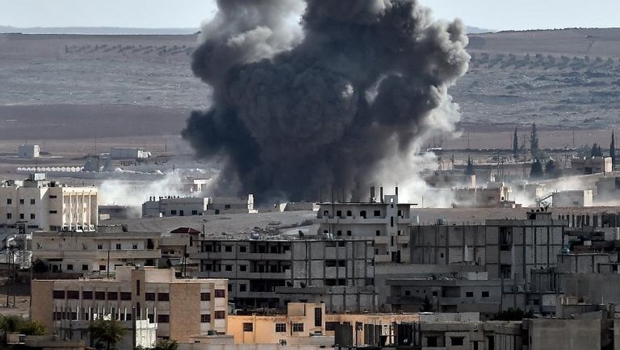 De la fumée au-dessus de la ville de Kobané pendant des frappes aériennes de la coalition contre des positions jihadistes, le 9 octobre 2014 en Syrie