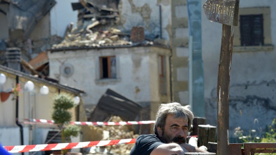 Un homme au milieu des décombres le 29 août 2016 dans le hameau de Torrita près d'Amatrice en Italie