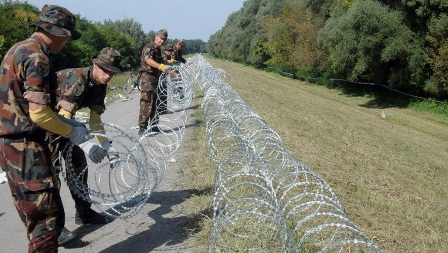 Mise en place d'une clôture de barbelés le 18 septembre 2015 à Kulked à la frontière de la Hongrie et de la Bulgarie