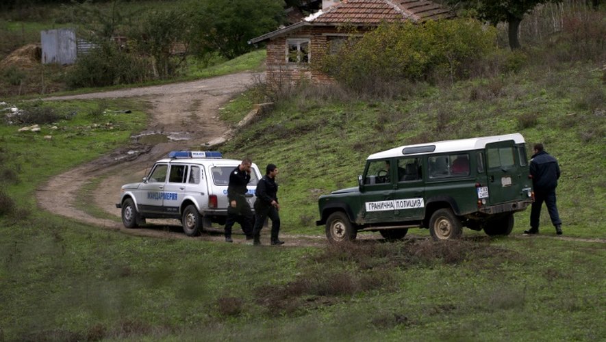 Des membres de la police des frontières bulgare à l'endroit où un Afghan a été abattu le 16 octobre 2015 près de la ville de Sredets