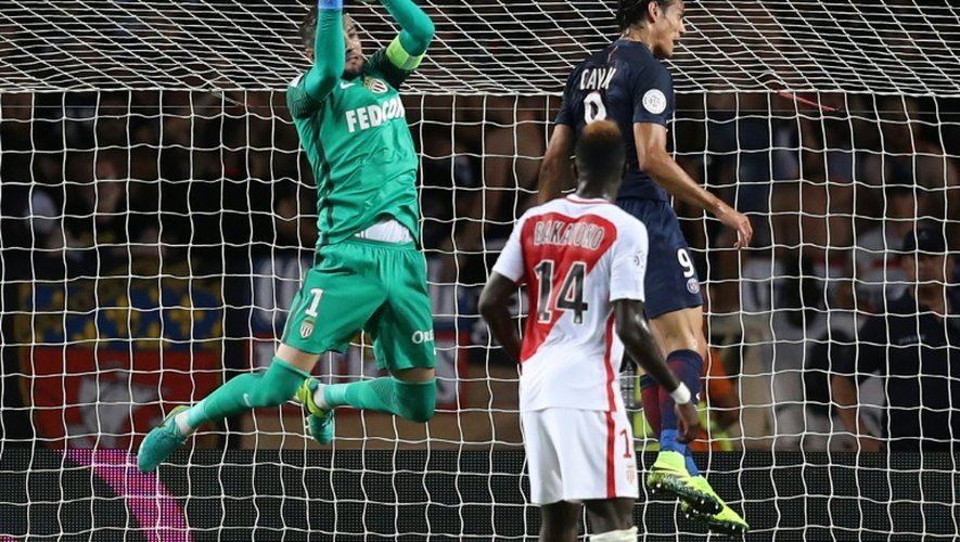 L'attaquant parisien Edinson Cavani face au gardien de Monaco Danijel Subasic