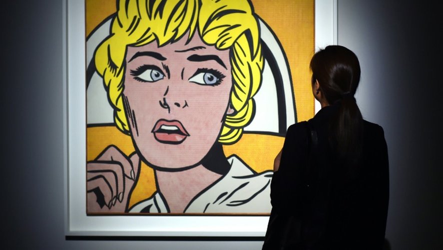 Une visiteuse admire le tableau "Nurse" de l'artiste Roy Lichtenstein, exposé chez Christie's, le 16 octobre 2015 à New York