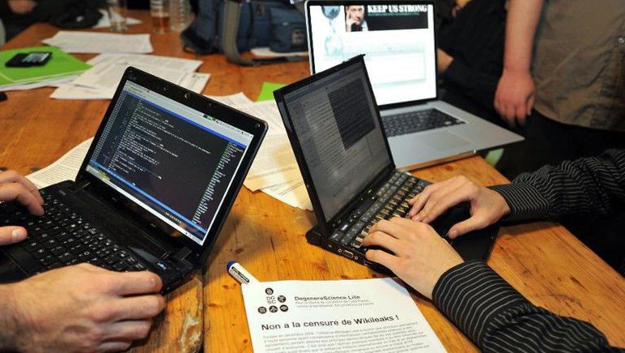 Des hackers de l'association Degenerescience association sur le site de WikiLeaks, à Lille le 9 décembre 2010