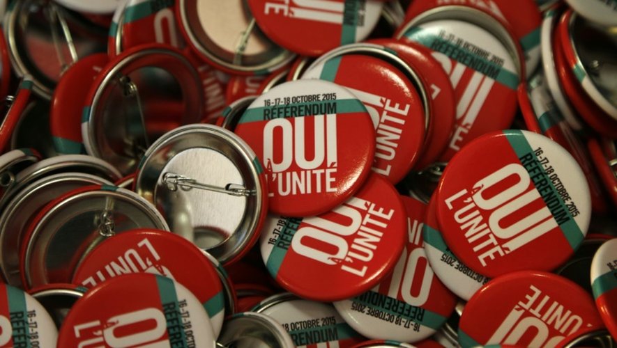 Des badges "oui pour l"unité", le 16 octobre 2015, au siège du Parti socialiste (PS) à Paris