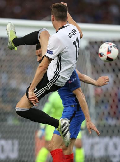 Julian Draxler face à Laurent Koscielny lors de la demi-finale de l'Euro-2016 Allemagne-France