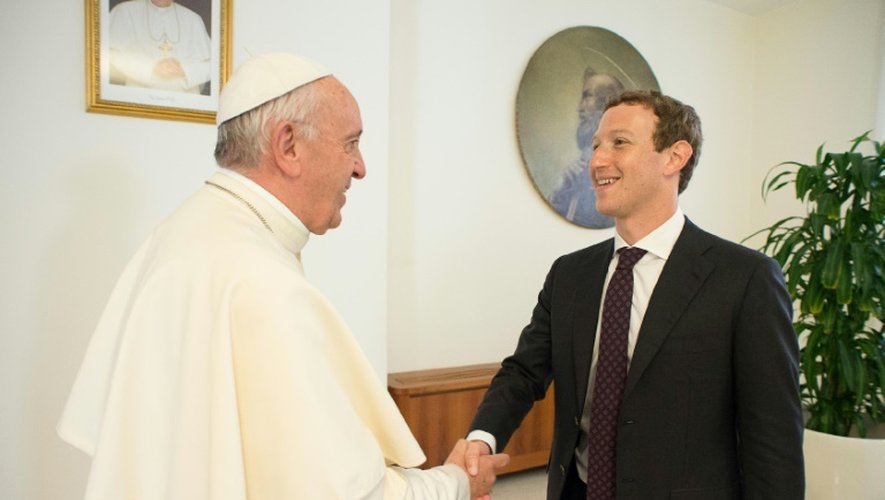 Photo fournie par le service de presse du Vatican, de la rencontre entre le pape François et le fondateur de Facebook Mark Zuckerberg, le 29 août 2016 au Vatican