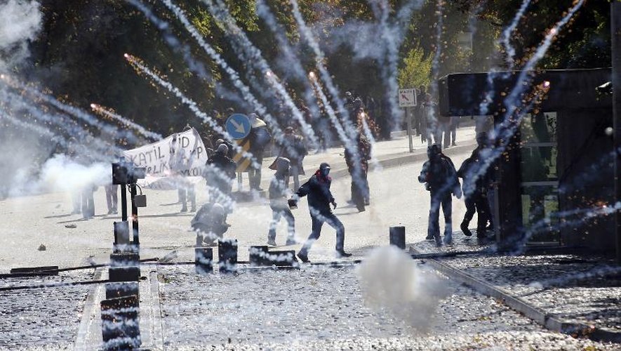 Heurts entre police et manifestants qui demandent une intervention militaire de la Turquie à Kobané, le 9 octobre 2014 à Ankara