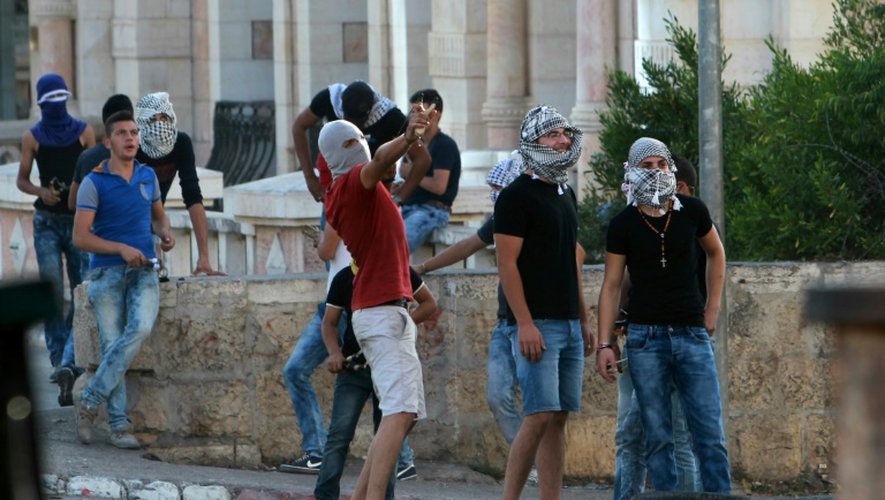 Des Palestiniens lancent des pierres sur les forces israéliennes de sécurité le 15 octobre 2015 à Bethlehem