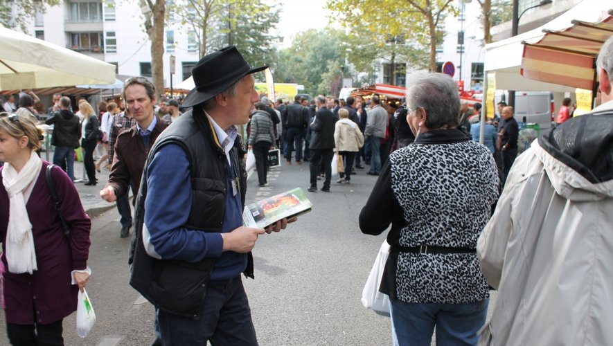 Vice-président de la FNA12 et président de l'amicale de Montbazens, qui organisera la rencontre d'été des amicales le 12 août 2015, Frédéric Lavernhe arpente sans cesse les allées pour distribuer la plaquette de la manifestation.