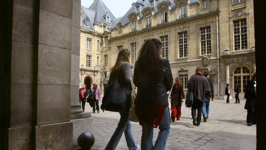 Des étudiants dans la cour de la Sorbonne à Paris
