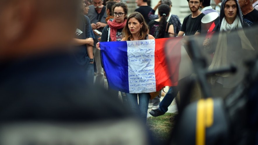 Beaucoup de manifestants se sont présentés comme des "déçus" de François Hollande, comme cette jeune femme porteuse du drapeau français