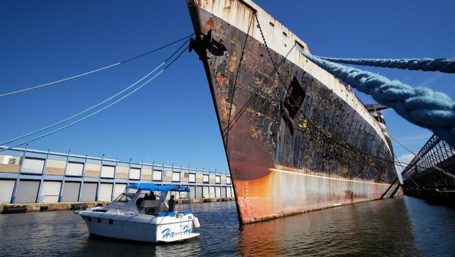 Le paquebot United States amarré à un quai au port de  Philadelphie, le 10 octobre 2015