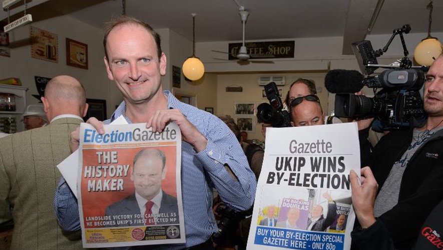 Douglas Carswell (g), du parti europhobe Ukip,  a été largement élu à Clacton, le 10 octobre 2014