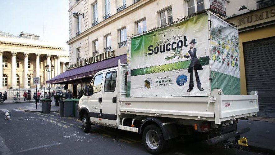 Un camion transporte dans Paris une soucca, une cabane utilisée à l'occasion de la fête juive de Souccot, le 9 octobre 2014