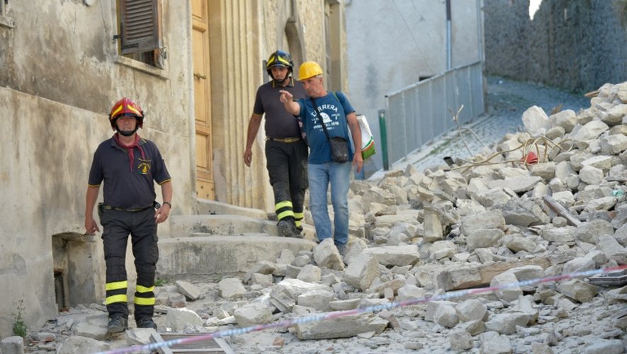 Des pompiers le 29 août 2016 dans les décombres d'Accumoli en Italie